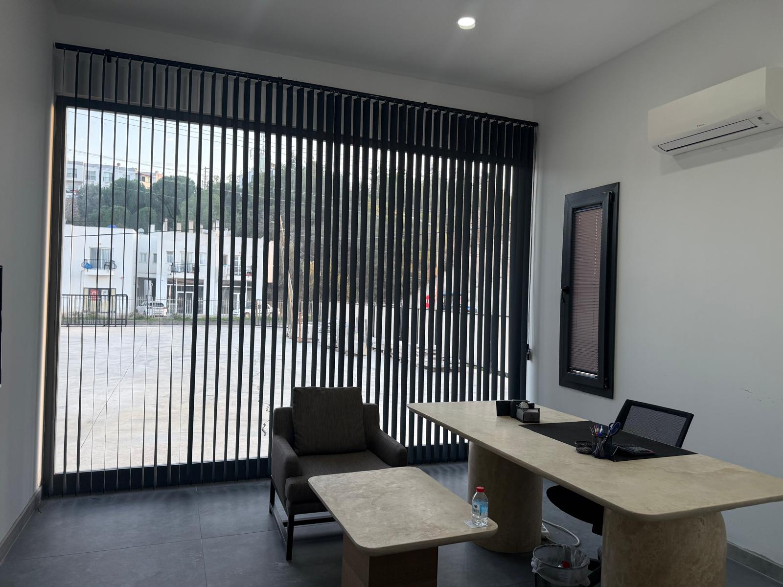 Ofis alanında dikey perde çözümü